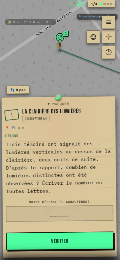 Fiche d’étape dans l’univers Inexpliqué : Fiche kraft de dossier classifié sur fond de forêt de nuit, bouton vert phosphorescent.