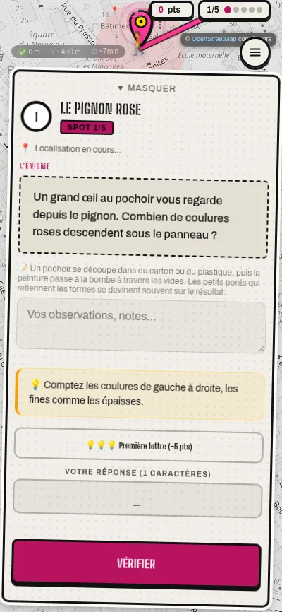Fiche d’étape dans l’univers Street art : Fiche couleur papier sur fond de béton gris : titre au pochoir, pastille framboise « Spot », énigme et indice, bouton framboise.