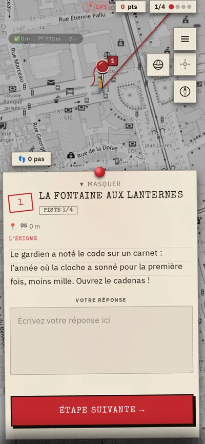 Fiche d’étape dans l’univers Dossier noir : fiche bristol numérotée « Piste » et bouton rouge tampon.
