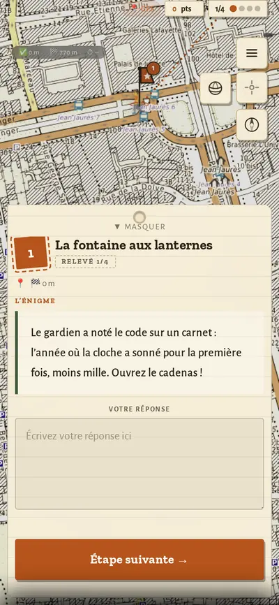 Fiche d’étape dans l’univers Expédition : étiquette de bagage orange sur fond kraft et bouton orange.