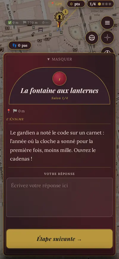 Fiche d’étape dans l’univers Manoir : cadre en arche dorée sur fond bordeaux et bouton or.