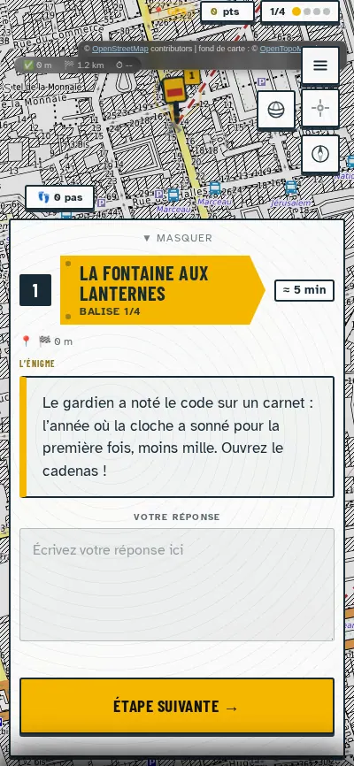 Fiche d’étape dans l’univers Montagne : plaque directionnelle jaune avec temps de marche et bouton jaune cerclé d’ardoise.