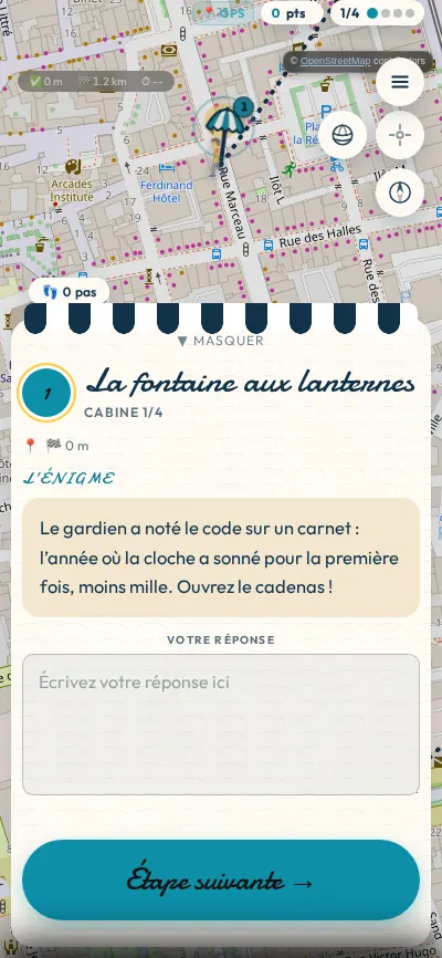 Fiche d’étape dans l’univers Plage : fiche sous un store rayé à festons et bouton lagon.